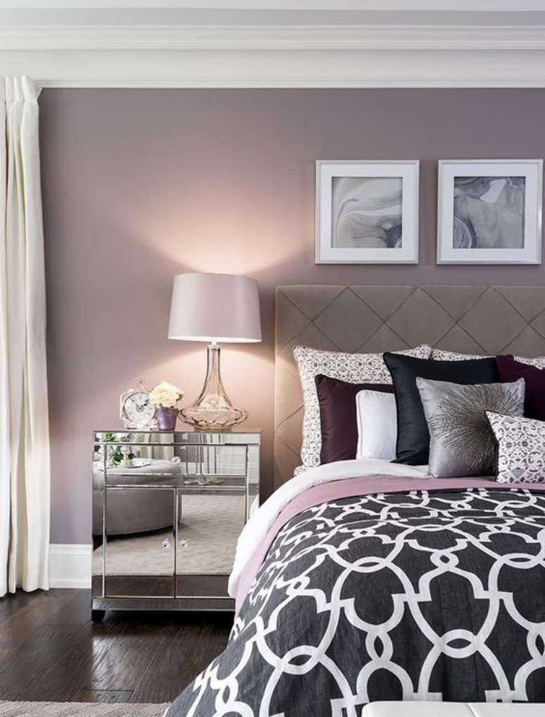 7. Quarto lilás com cinza escuro moderno para quarto de casal – Foto Dicas de Decoracao