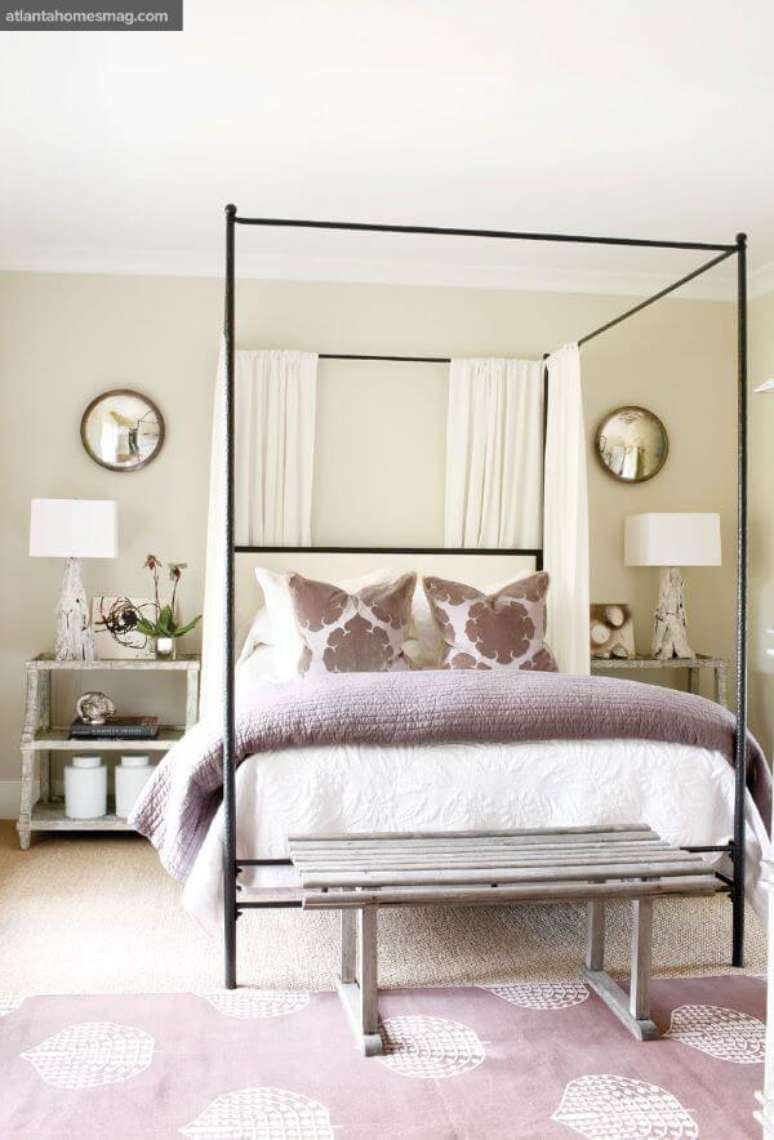 27. Quarto lilás com móveis de ferro e decoração minimalista – Foto Capriciously Inspired