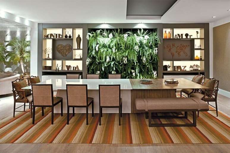 54. Sala de jantar colorida decorada com tapete listrado &ndash; Foto: Casa Claudia