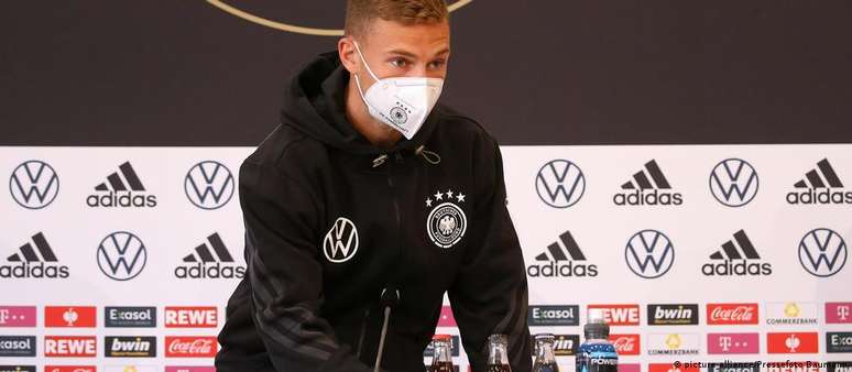 Joshua Kimmich se viu no centro de um escândalo ao afirmar que não havia se vacinado contra a covid-19