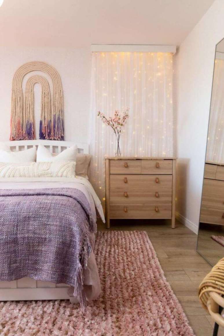 49. Quarto lilás e feminino com tapete rosa – Foto Casa de Valentina