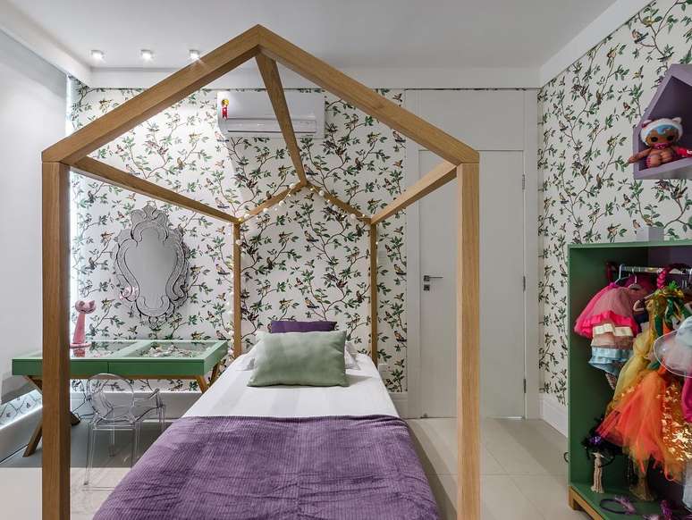 57. Quarto lilás e verde planejado com papel de parede floral – Foto Andrea urao