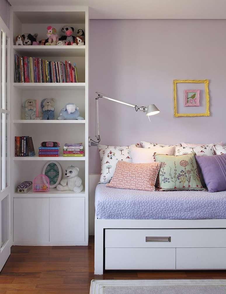 17. Decoração de quarto lilás infantil com móveis planejados – Foto Lore Arquitetura
