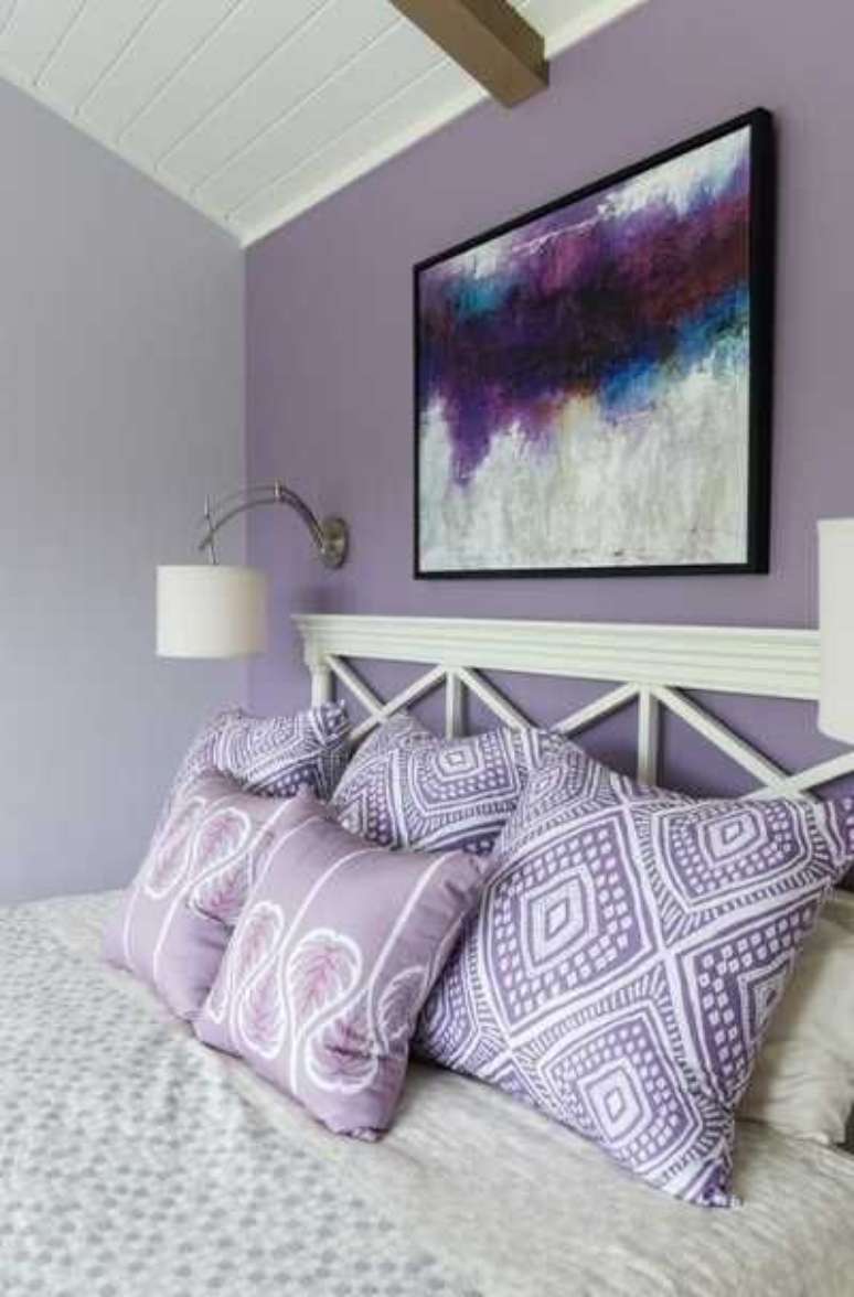 15. Decoração de quarto lilás e móveis brancos – Foto Sebring Design Build