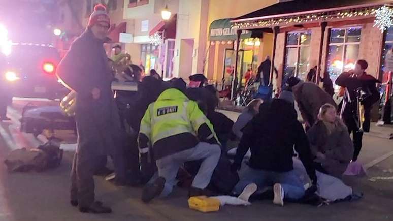 Carro em alta velocidade atingiu dezenas de pessoas, inclusive crianças, que participavam de uma celebração de Natal em Waukesha.