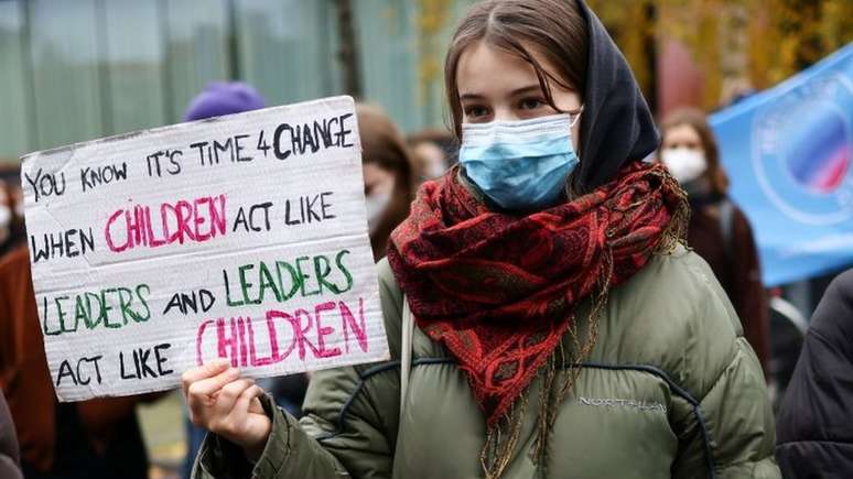 Menina em protesto contra mudanças climáticas, em Berlim; jovens têm liderado protestos por metas mais ambiciosas