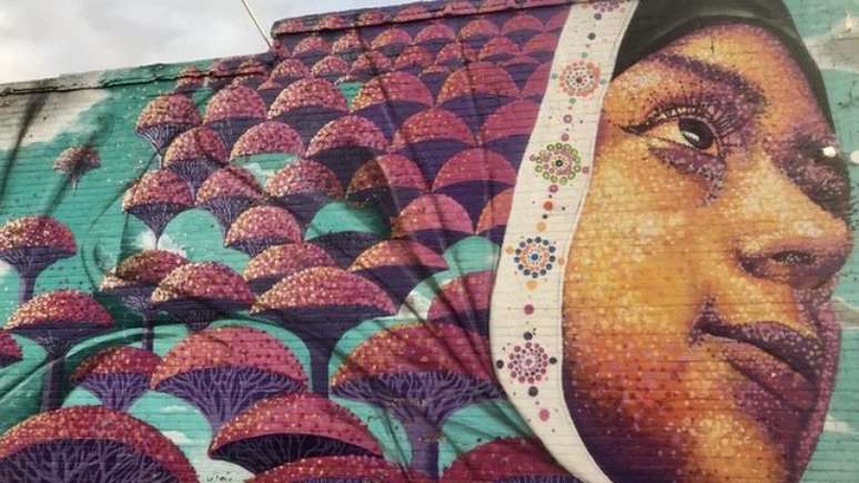 Imagens espalhadas pela cidade retratam a diversidade cultural, que inclui sua comunidade mu&ccedil;ulmana