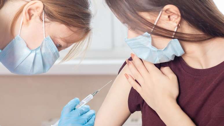 Vacina contra HPV é importante aliada no combate ao câncer do colo do útero