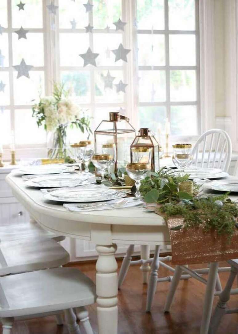 37. Flores e folhagens para decoração de mesa para ano novo – Foto: Perfête