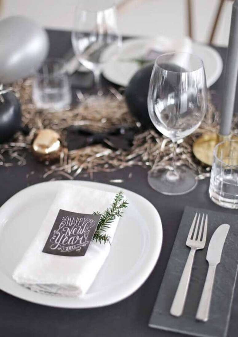 31. Decora&ccedil;&atilde;o moderna de mesa de ano novo cinza e dourada &ndash; Foto: Cottages e Bungalows