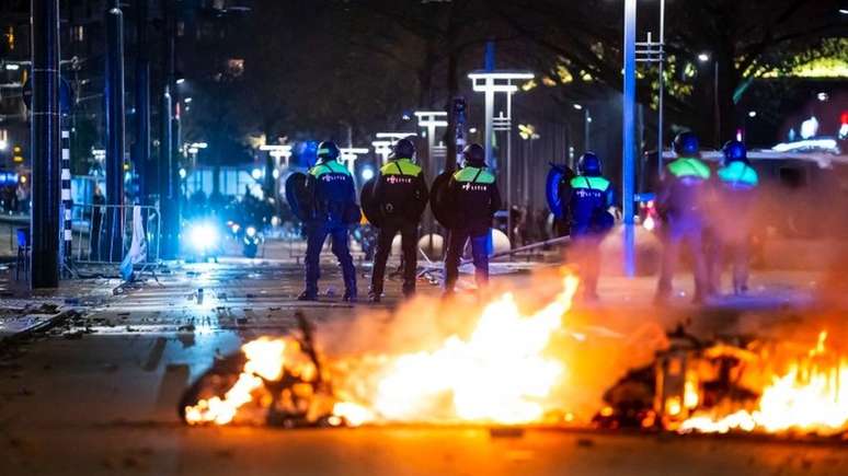 Manifestantes incendiaram diversos objetos em ruas de cidades europeias, incluindo carros e motos