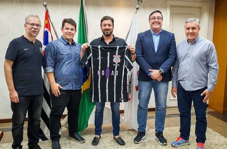 Duílio Monteiro Alves exibe camisa do time de Free Fire, com o nome da nova gestora (Foto: Divulgação/Corinthians)