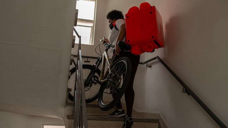 Para complementar a renda, a universitária Franciele faz entregas de bicicleta