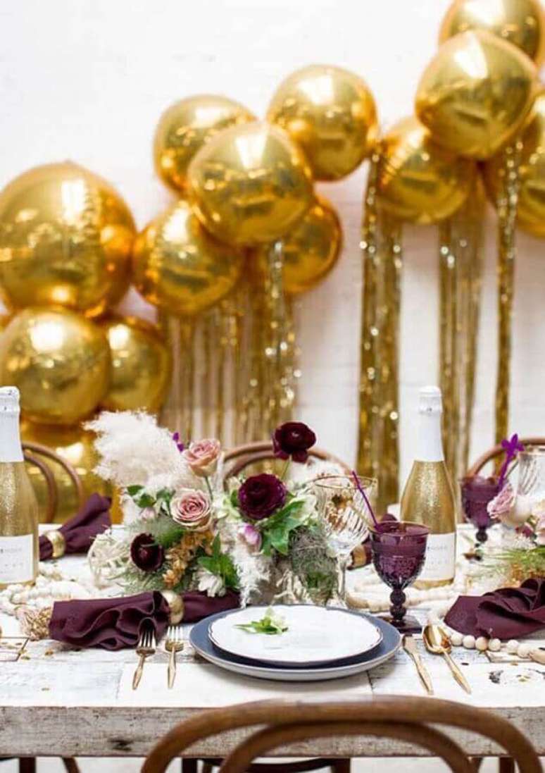 12. Balões dourados para mesa de ano novo decorada com arranjo de flores – Foto: Decor Fácil