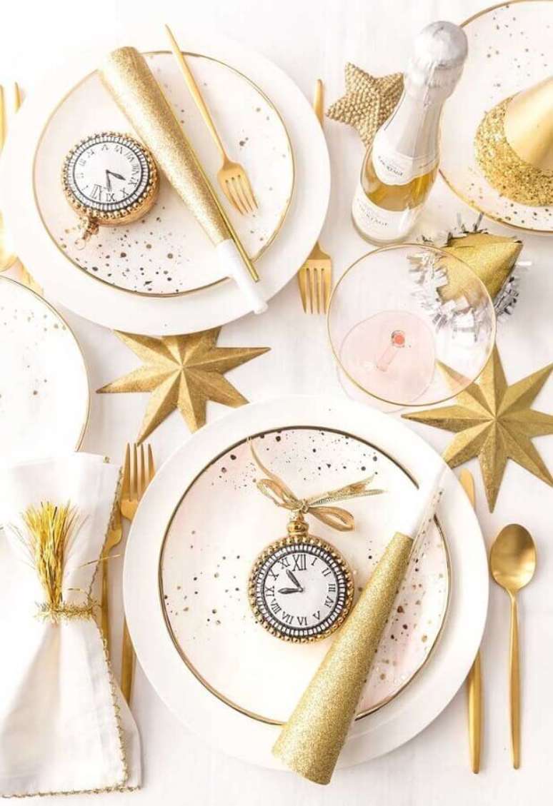 15. Branco e dourado para mesa de ano novo decorada – Foto: Casa e Jardim