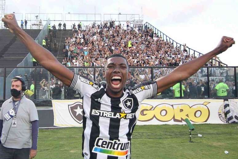 Kanu comemorando liderança do Botafogo na Série B (Foto: Vítor Silva/Botafogo)