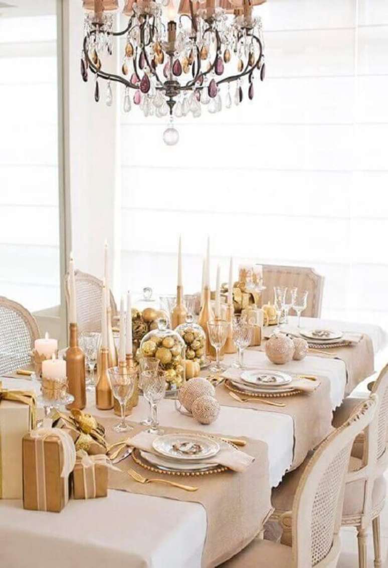 8. Decoração de mesa de ano novo branca e dourada com bolas de Natal – Foto: Hallstrom Home