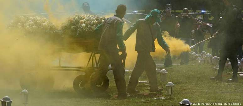 Taxa de mortalidade por grupo de 100 mil habitantes subiu para 291,7 no Brasil