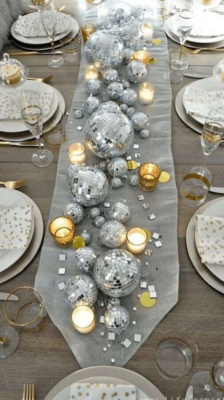 14. Bolas de natal para mesa de ano novo decorada em prata e dourado &ndash; Foto: Decor F&aacute;cil