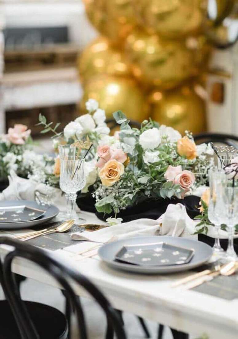 10. Arranjo de flores para decoração de mesa posta de ano novo – Foto: Ideias Decor