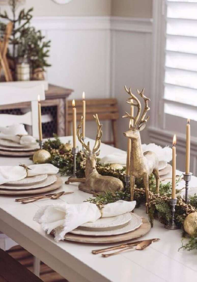 59.Velas e renas decorativas para mesa de ano novo – Foto: Sweet Rose and Wren