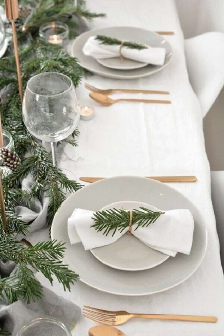 17. Decoração clean de mesa para ano novo com folhagens e pinhas – Foto: Decor Fácil