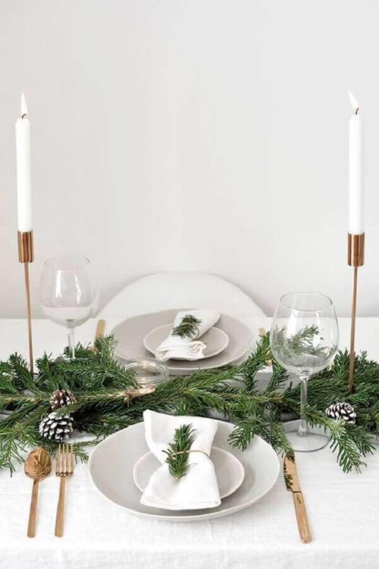 19. Decora&ccedil;&atilde;o clean para mesa de ceia de ano novo branca com pinhas e raminhos &ndash; Foto: Farmhouse by Design