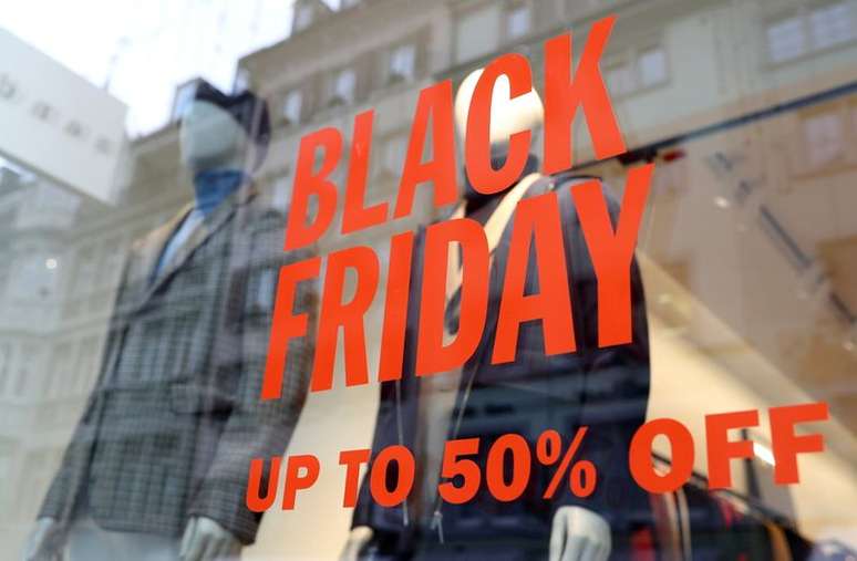  Vitrine com promoção da Black Friday
27/11/2020
REUTERS/Arnd Wiegmann