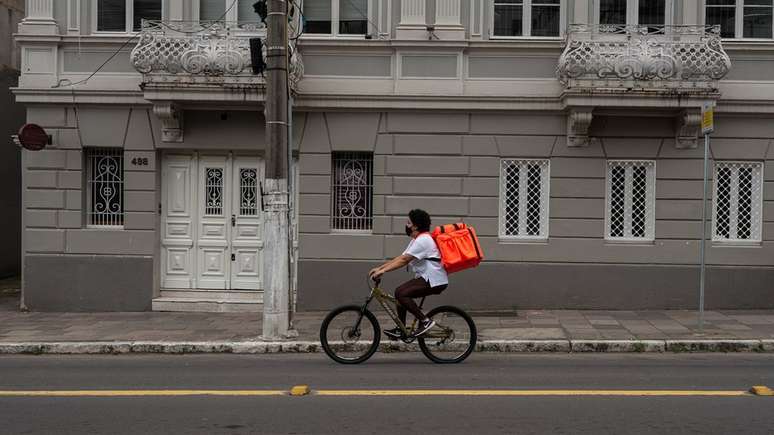 'A gente não sabe se vai sair dinheiro no aplicativo', diz estudante de fonoaudiologia sobre os motivos para racionar comida na semana