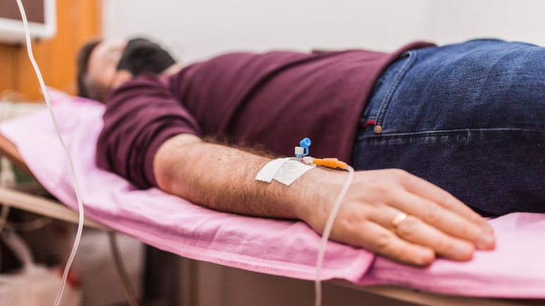 Medica&ccedil;&otilde;es oncol&oacute;gicas aplicadas na veia exigem que o paciente v&aacute; at&eacute; uma unidade de sa&uacute;de e, muitas vezes, seja internado