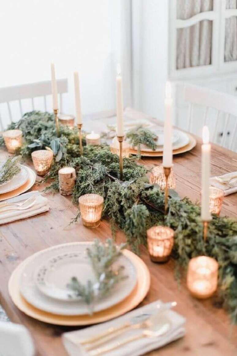 6. Decoração rústica de mesa de ano novo com velas e folhagens – Foto: Casa Vogue
