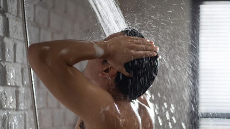 O banho é o momento ideal para realizar a higiene do pênis, recomendam especialistas