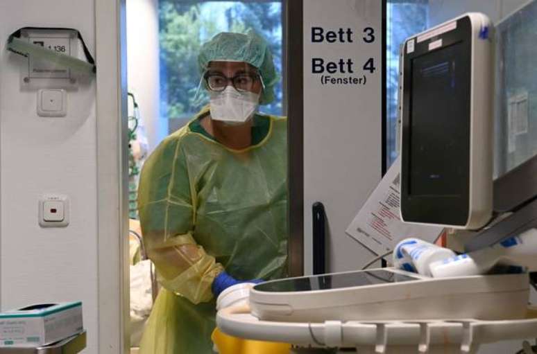 Holanda transfere pacientes com Covid para Alemanha por crise em hospitais