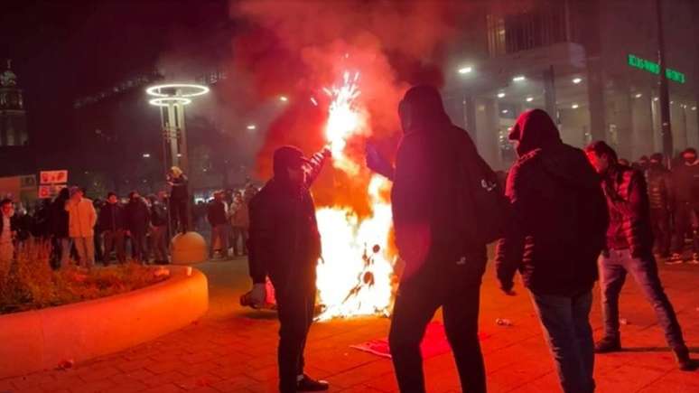 Manifestantes na Holanda lançaram pedras e fogos de artifício contra a polícia