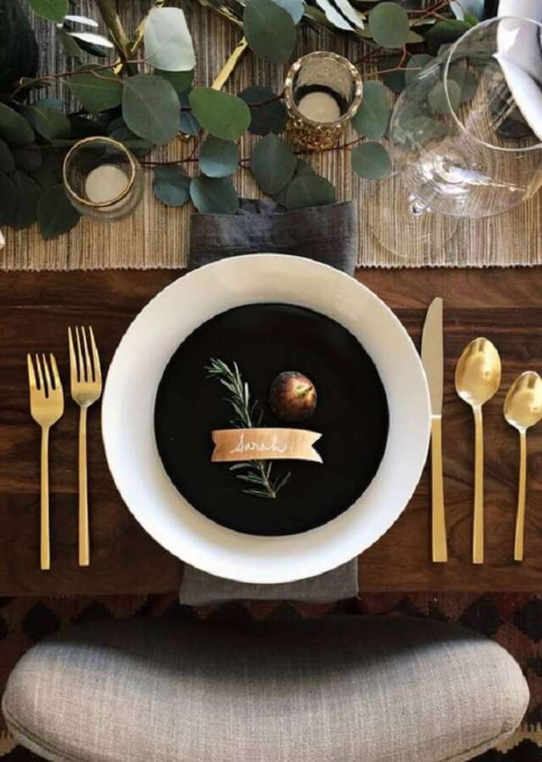 39. Folhagens para mesa de ano novo moderna decorada com detalhes em dourado – Foto: Taylor Danielle Stone