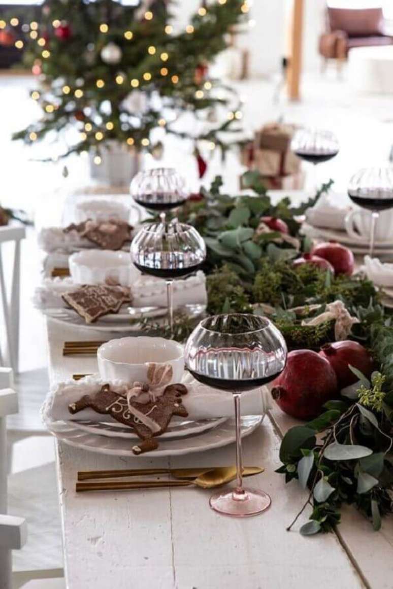 36. Enfeite de mesa para ano novo com folhagens e frutas – Foto: Casa Trés Chic
