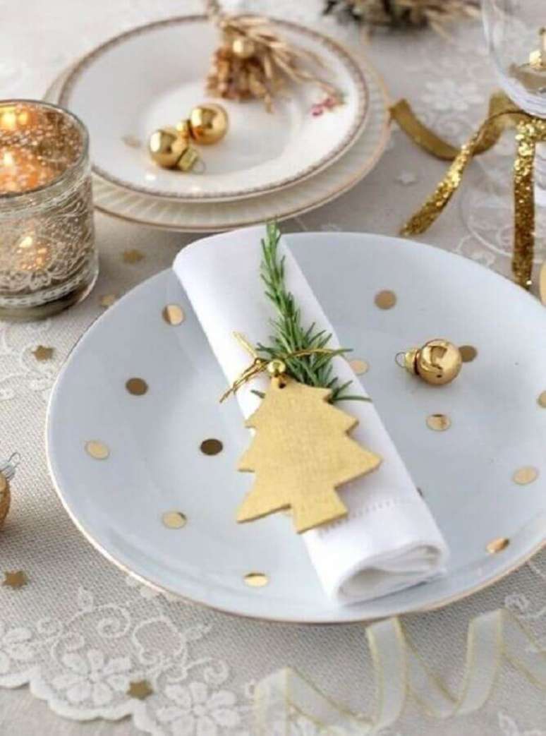 22. Decoração de mesa de ano novo com toalha de renda e detalhes em dourado – Foto: Ayda Algin