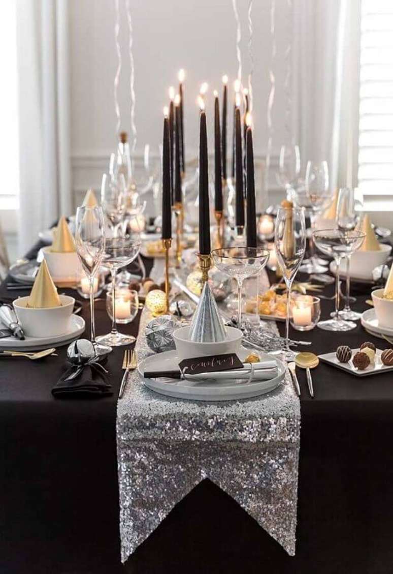23. Decora&ccedil;&atilde;o de mesa de ano novo preta com detalhes em prata e dourado &ndash; Foto: Pizzazzerie