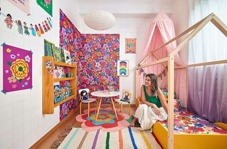 5. Decoração colorida para quarto infantil com papel de parede floral – Foto: Marcos Fertonani para MOOUI