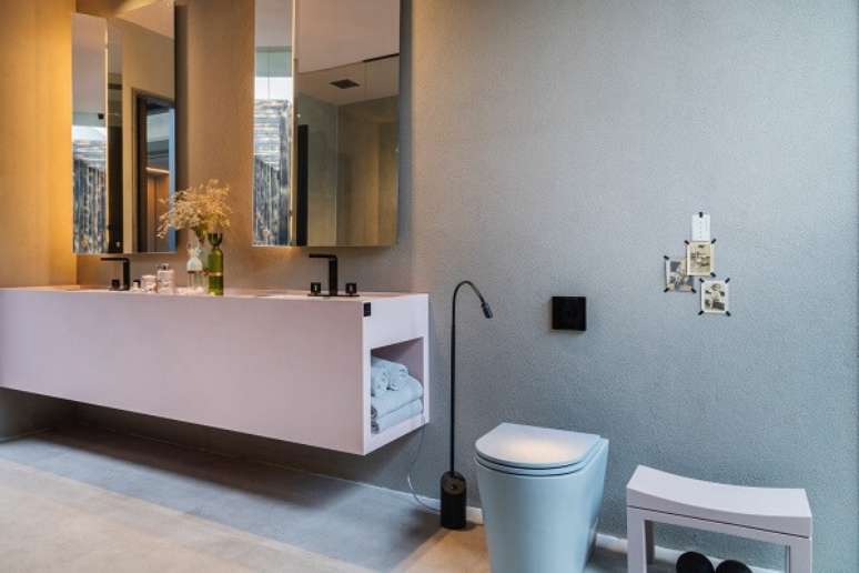 5. Banheiro moderno com torneira preta e bancada cor de rosa – Projeto Yamagata Arquitetura
