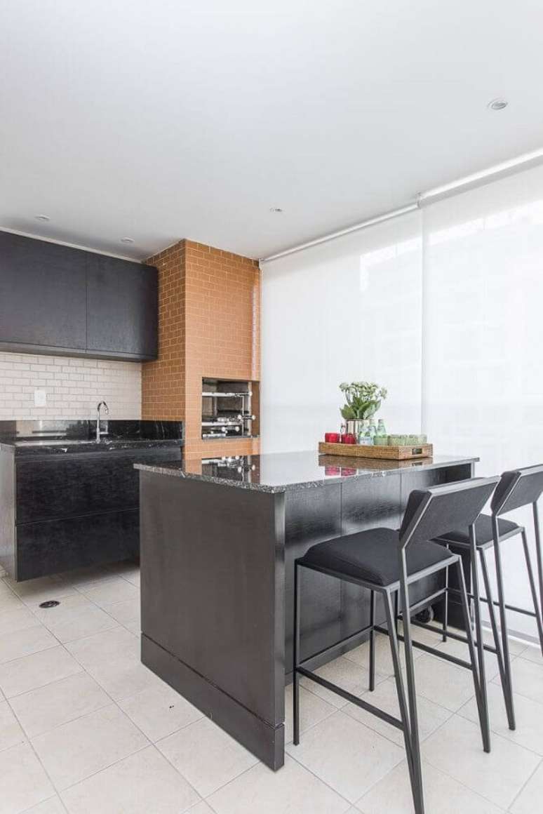 22. Granito para cozinha pequena com ilha e bancada da mesma cor – Foto Spaze Arquitetura e Interiores