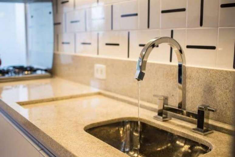 63. Conhe&ccedil;a as cores de pedra de granito para cozinha moderna com cuba e torneira &ndash; Foto Tokyo Interlopes