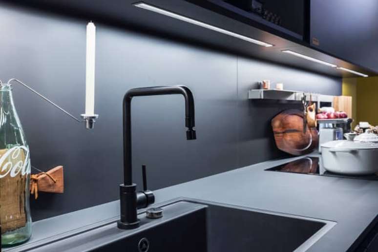 36. Cozinha com torneira preta e m&oacute;veis da mesma cor &ndash; Foto Todos arquitetura