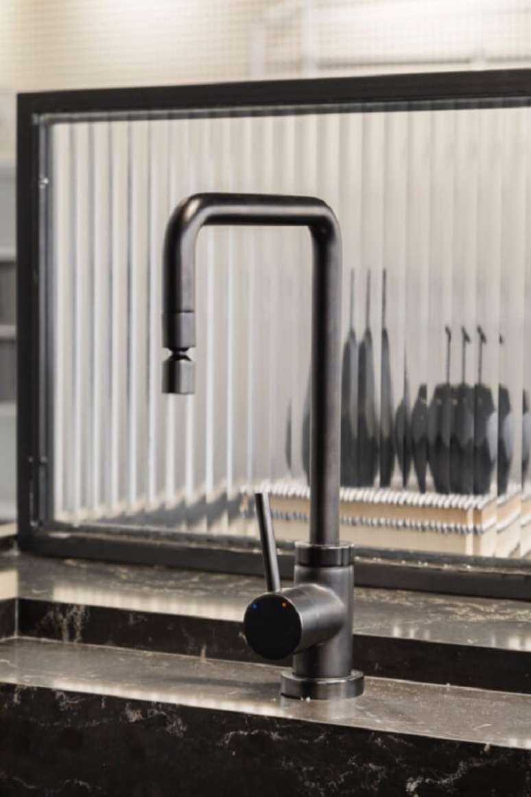 38. Cozinha moderna com torneira preta na bancada de granito &ndash; Projeto Leo Shehtman
