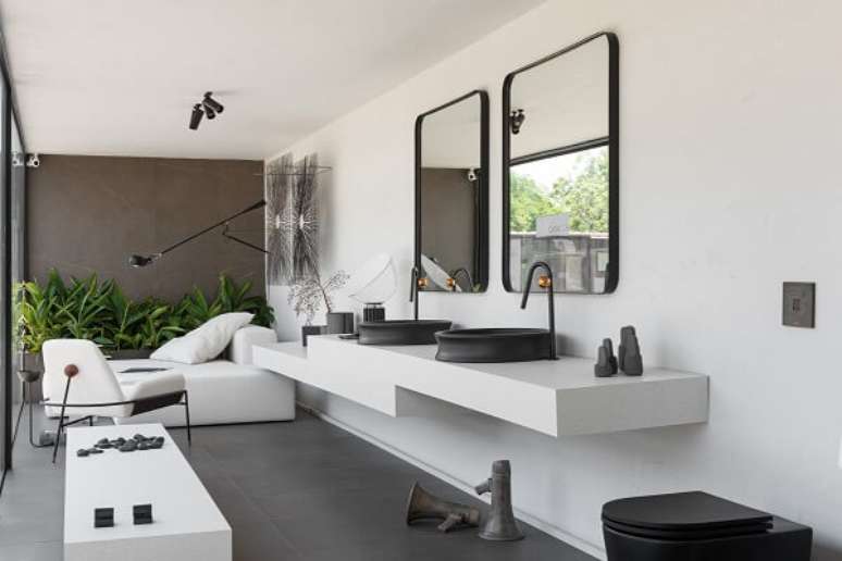 27. Banheiro com torneira preta e cuba dupla &ndash; Foto Camila Santos e Projeto Camila Santos