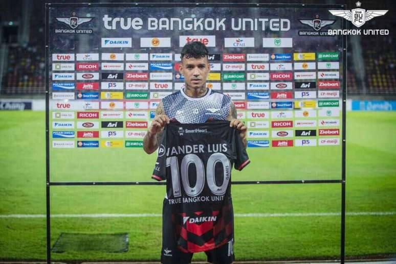 Vander chegou aos 100 jogos pelo Bangkok United (Foto: Divulgação / Bangkok United)