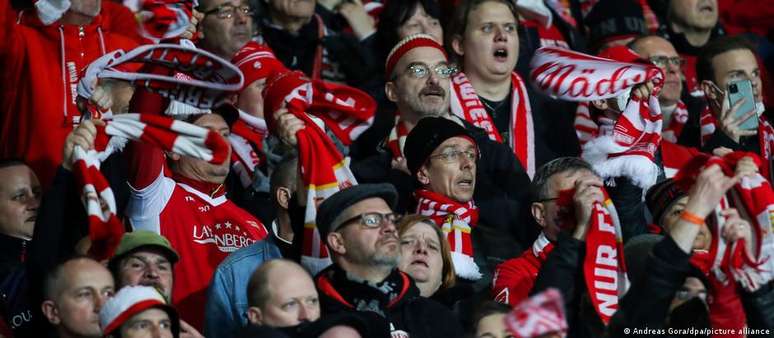 Torcedores em jogo do Union Berlin e Hertha BSC