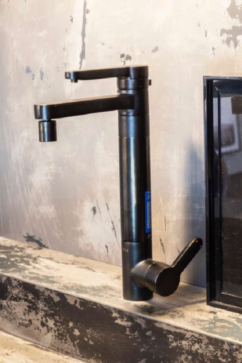 14. Torneira cozinha preta com filtro &ndash; Projeto Gustavo Neves