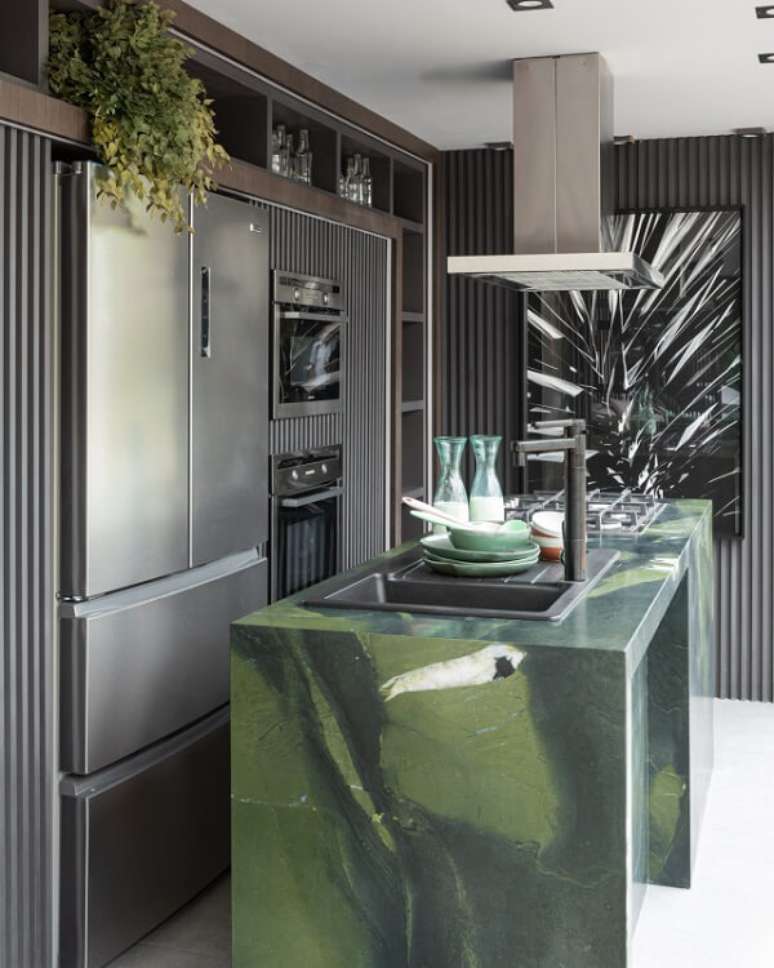 40. Cozinha pequena com torneira preta e bancada verde moderna – Projeto Sergio Palmeira Foto Camila Santos