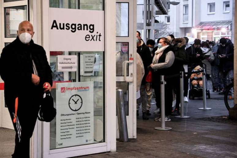 Fila para vacinação contra Covid em Dusseldorf, na Alemanha